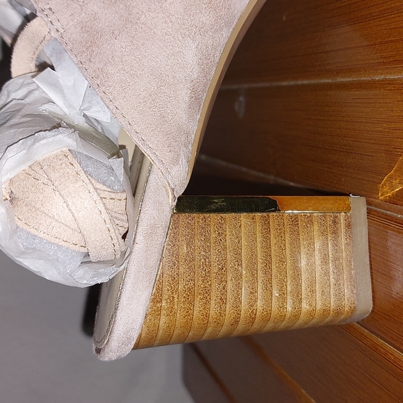 NWOT Adrienne Vittadini suede heels size 10 color cashew - Picture 5 of 10